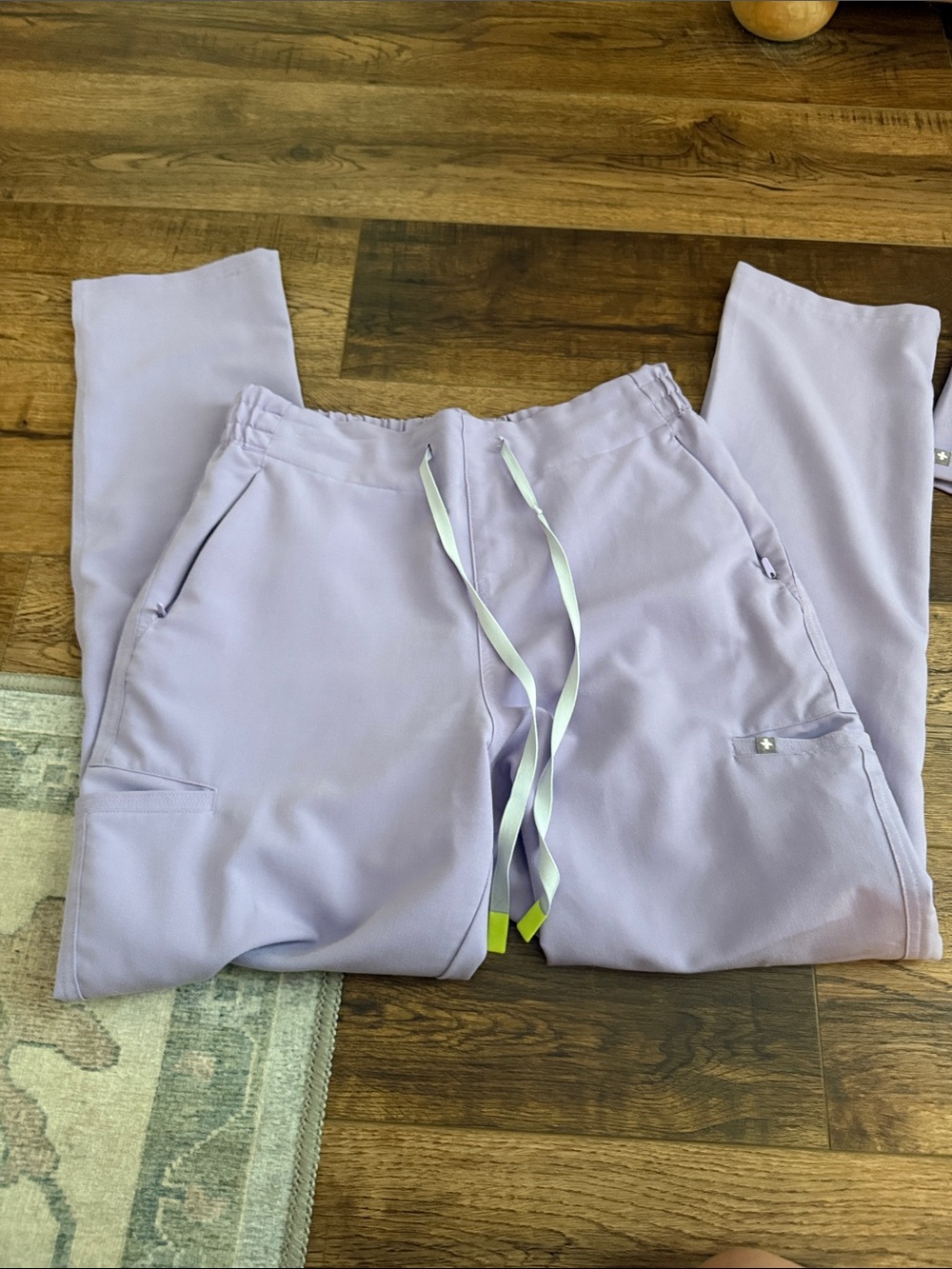 Figs Lavender Women's Scrub Top & pants Set medium - Picture 6 of 12